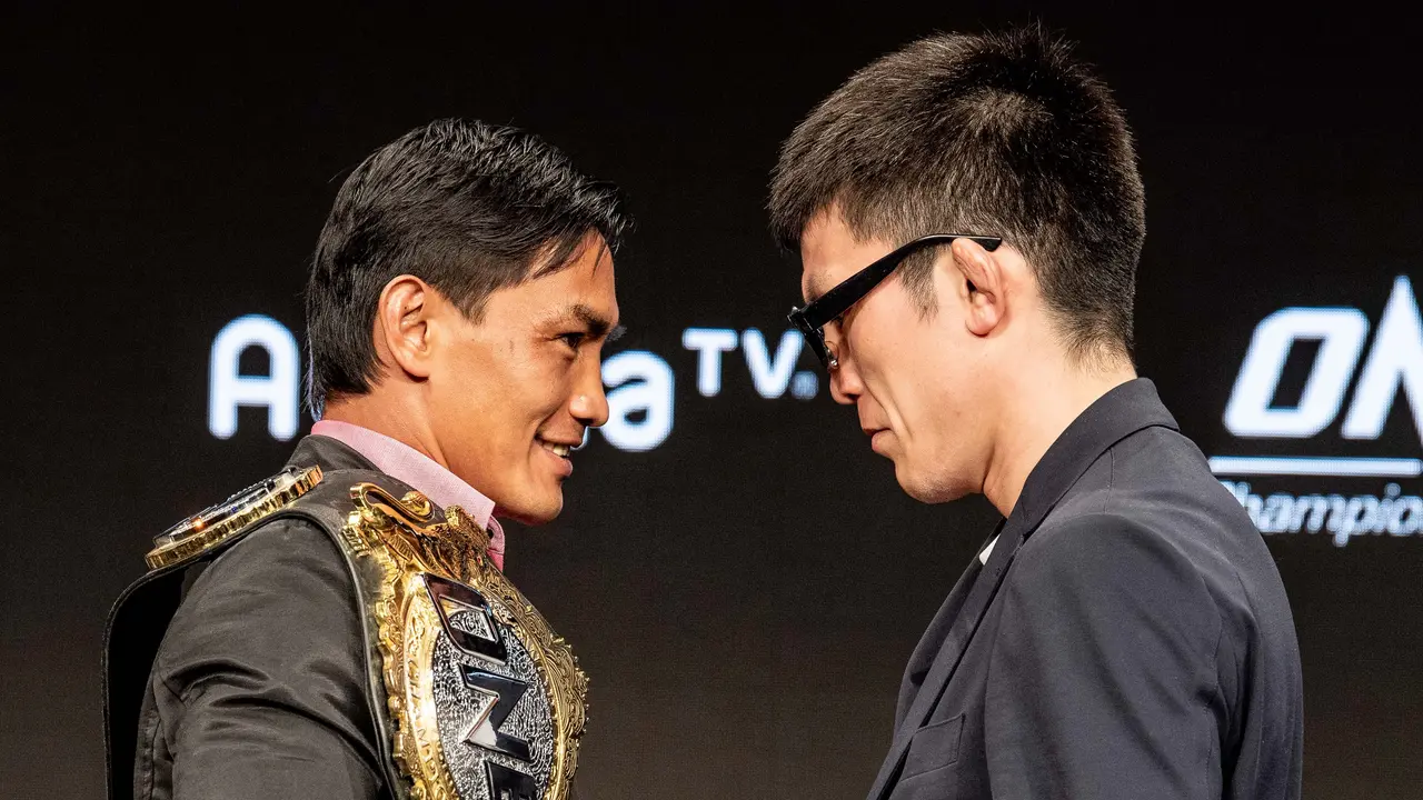 Eduard Folayang (kiri) dan sang penantang Shinya Aoki  (ONE Championship).