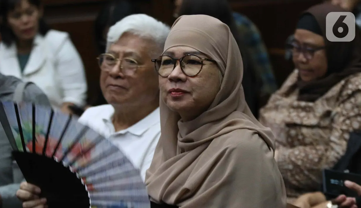 Terdakwa kasus dugaan korupsi pengadaan gas alam cair atau liquefied natural gas (LNG) di Pertamina pada tahun 2011-2014, Galaila Karen Kardinah alias Karen Agustiawan sesaat sebelum menjalani sidang lanjutan di Pengadilan Tindak Pidana Korupsi (Tipikor), Jakarta, Kamis (16/5/2024). (Liputan6.com/Herman Zakharia)