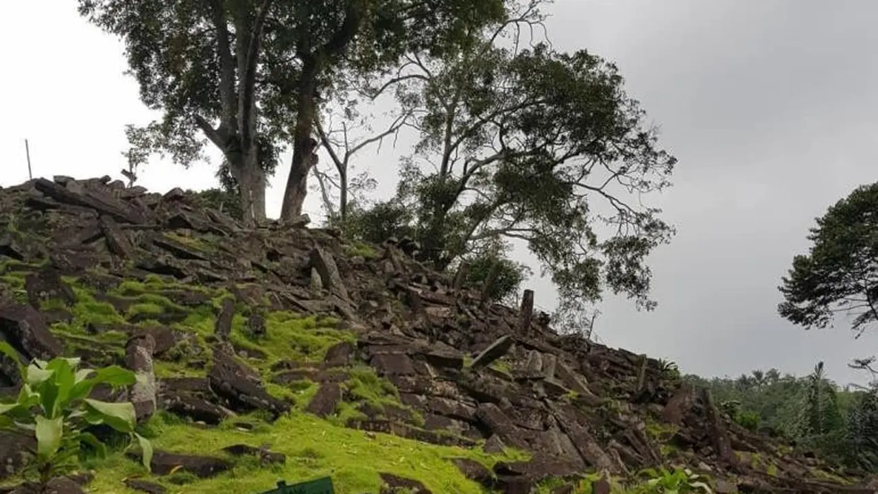 Batuan yang terdapat di Gunung Padang Cianjur bisa mengeluarkan suara seperti alat musik.