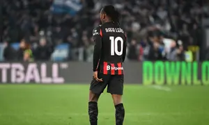 Laga tersebut berakhir dengan kekalahan 0-1 AC Milan. Hasil itu membuat Rossoneri semakin sulit mengejar gelar Scudetto tahun ini setelah terpaut delapan poin dari rival sekota, Inter Milan. (AFP/Alberto Pizzoli)