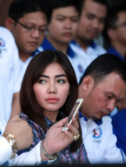 Menanggapi haters, Bella Shofie memang tidak tinggal diam. Hingga akhirnya kini peningkatan status AM dari saksi menjadi tersangka tersebut dilakukan setelah melakukan pemeriksaan lanjutan. (Deki Prayoga/Bintang.com)