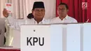 Calon Presiden no urut 02, Prabowo Subianto menunjukkan surat suara usai menggunakan hak pilihnya pada Pemilu 2019 di TPS 041 Kampung Curug, Desa Bojong Koneng, Babakan Madang, Kabupaten Bogor, Jawa Barat, Rabu (17/4). Prabowo didampingi Fadli Zon. (Liputan6.com/Helmi Fithriansyah)