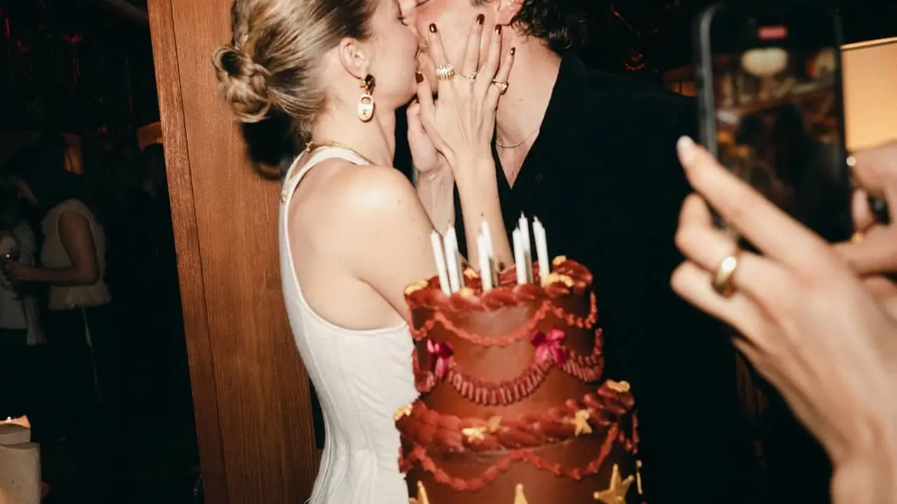 Beda Usia 20 Tahun, Gigi Hadid Tampil Stunning Saat Resmi Go Public dengan Bradley Cooper di Momen Ulang Tahun ke-30