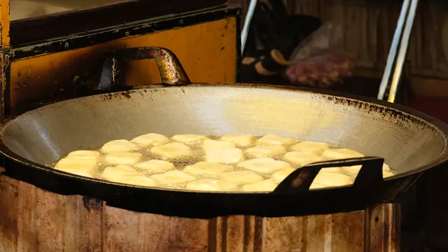 tahu sedang digoreng