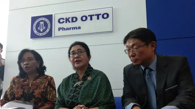 Menkes Nila meninjau pabrik obat kanker di Cikarang, Jawa Barat pada Selasa (10/7/2019) (Liputan6.com/Giovani Dio Prasasti)