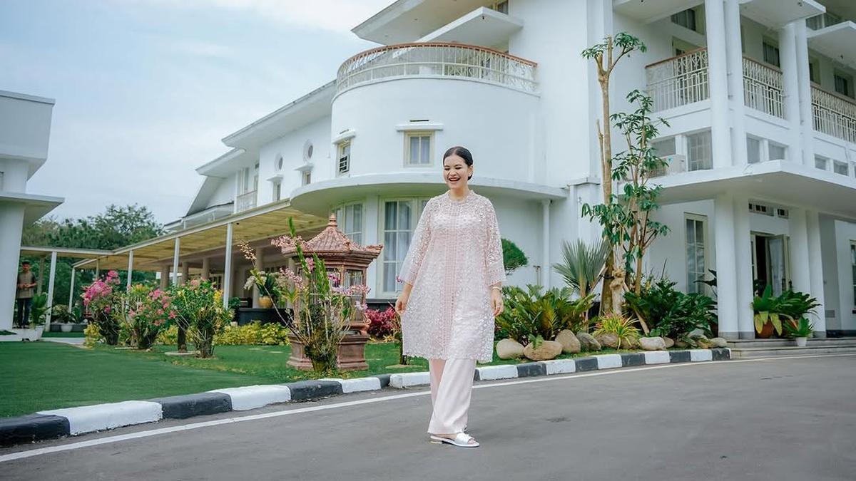 Gelar Open House, Kahiyang Ayu Tampil Anggun dengan Baju Kurung Pink Pastel di Hari Lebaran Ketiga