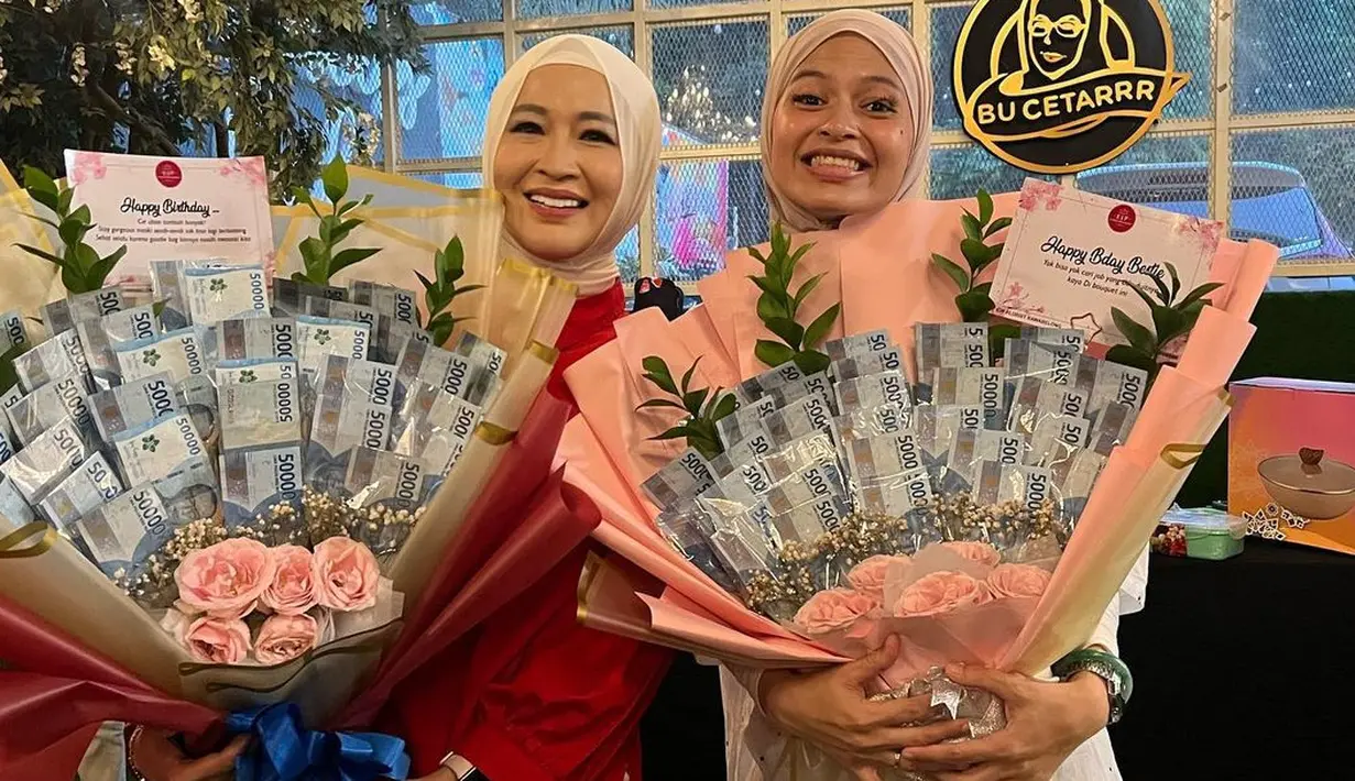 Momen Okie dan sahabatnya, Zhi Alatas yang mendapatkan kejutan ulang tahun dari para sahabat. Okie  tak menyangka  mendapatkan kejutan di salah satu tempat makan. [Instagram/okieagustina_]