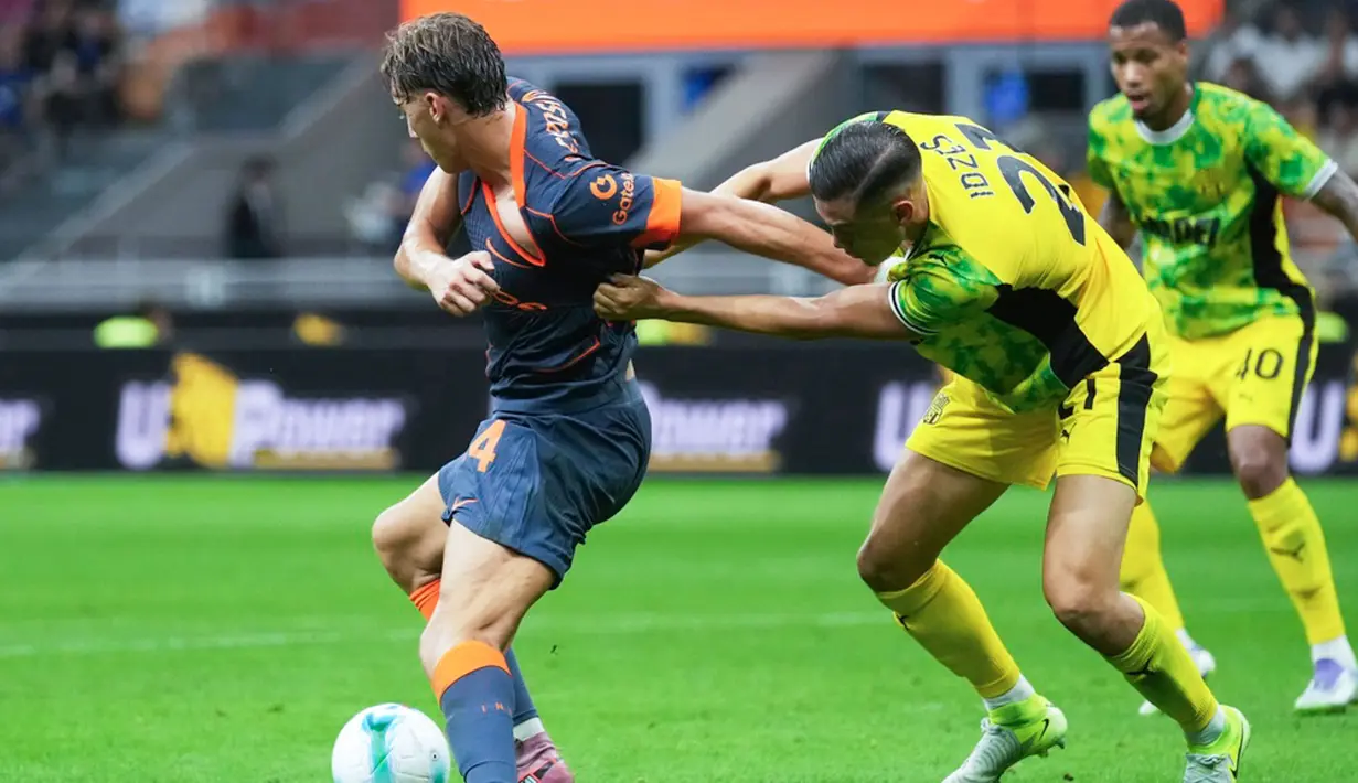 Pemain Sassuolo, Jay Idzes, berusaha menghadang pergerakan pemain Inter Milan, Francesco Pio Esposito, pada matchday keempat Serie A 2025/2026 di Stadion Giuseppe Meazza, Senin (22/9/2025). (AP Photo/Antonio Calanni)