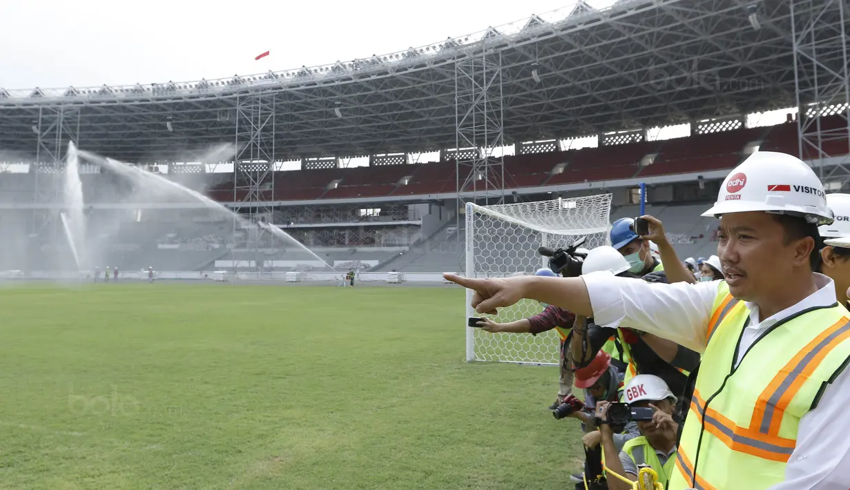 Menpora RI, Imam Nahrawi, melihat rumput lapangan saat meninjau SUGBK di Senayan, Jakarta, Selasa (8/8/2017). Renovasi SUGBK ditargetkan rampung pada bulan Oktober 2017. (Bola.com/M Iqbal Ichsan)