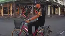 Petugas keamanan setempat (Jogoboro) berpatroli menggunakan sepeda di kawasan wisata Malioboro, Yogyakarta, Selasa (31/10). Penerapan bebas PKL ini dimulai pukul 00.00 WIB hingga 24.00 WIB. (Liputan6.com/Gholib)