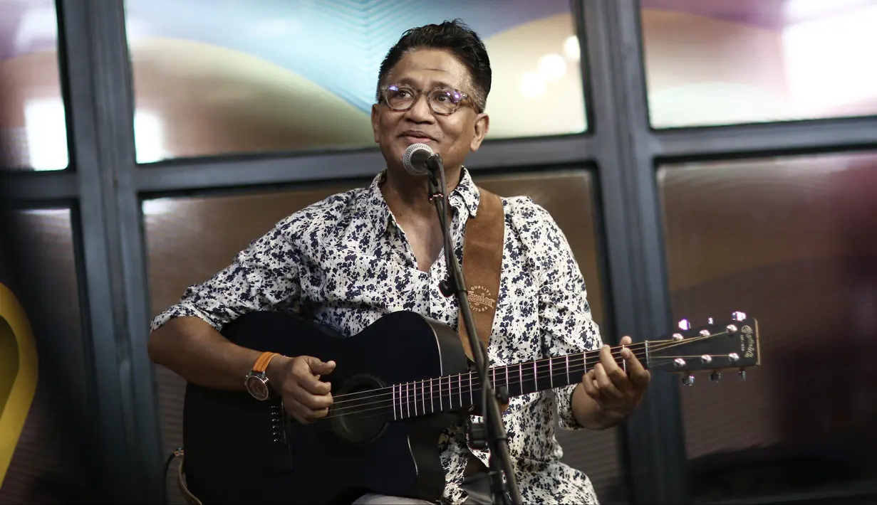 Penyanyi legendaris Andre Hehanusa saat tampil dalam #KLYLounge di Kantor KLY, Jakarta, Jumat (14/9). Di usianya yang sudah 54 tahun, Andre masih produktif menghasilkan sejumlah karya. (Liputan6.com/Herman Zakharia)