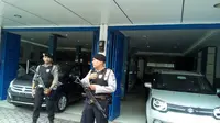 Penyidik KPK menggeledah sebuah showroom Jalan Guru Patimpus, Kota Medan Sumatera Utara, terkait OTT Bupati Batubara. (Reza Efendi/Liputan6.com))