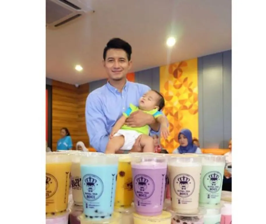 Gendong bayi, Chan Kelvin ingin segera punya anak? (Foto: Instagram)