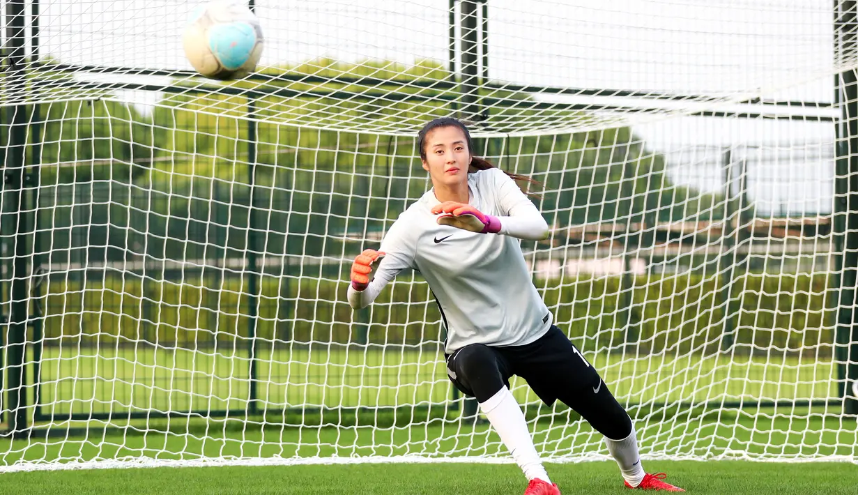 Kiper timnas China, Zhao Lina berusaha menangkap bola saat mengikuti sesi latihan di Shanghai (15/5). Zhao Lina adalah wajah dari sepakbola wanita di China, kehadirannya membuat sebagian wanita tidak ingin menjadi model. (AFP Photo/China Out)