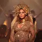 Ibu hamil yang satu ini ternyata tidak terganggu dengan kondisi perut buncitnya. Beyonce tampil dengan kostum berwarna emas dengan aksesoris dan hiasan kepala yang juga berwarna emas. Di atas panggung, ia didampingi 20 penari latar. (AFP/Bintang.com)