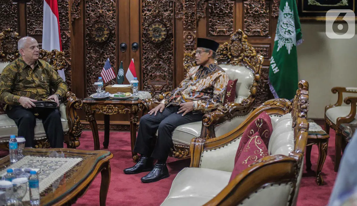 Ketua Umum PP Muhammadiyah Haedar Nashir berbincang dengan Duta Besar AS untuk Indonesia Joseph R Donovan Jr saat pertemuan di  Jakarta, Selasa (15/10/2019). Pertemuan tersebut dalam rangka silaturahmi kepada organisasi massa Islam di Jakarta. (Liputan6.com/Faizal Fanani)
