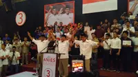 Senada dengan Anies-Sandi, Prabowo datang dengan mengenakan peci hitam, kemeja putih, dan celana panjang cokelat muda. (Liputan6.com/Rezki Aprilliya Iskandar)
