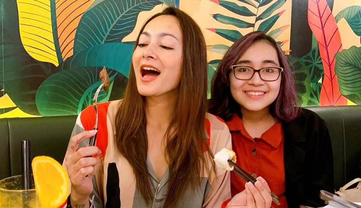 Diketahui bahwa setelah bercerai, dua anaknya diasuh oleh Marcelino Lefrandt. Meski begitu, Dewi Rezer tetap menjaga hubungan baik dengan anak-anaknya. Tampak dalam beberapa unggahan, bintang film Koki-Koki Cilik 2 itu kerap membagikan kebersamaannya dengan putri sulungnya itu. (Liputan6.com/IG/@rezerdewi)