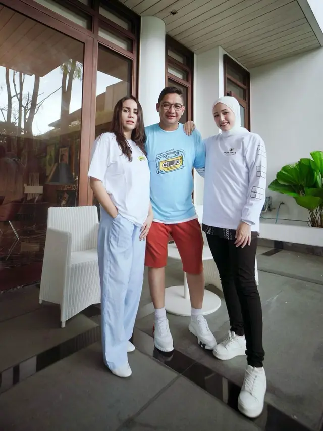 Pasha Ungu bersama istri dan Momo Geisha dengan suaminya (Foto: Instagram/@therealmomogeisha)