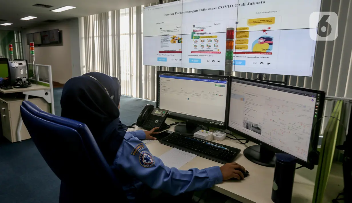 Petugas memantau penyebaran virus corona (COVID-19) di Dinas Kesehatan DKI Jakarta, Senin (9/3/2020). Dari 3.580 orang yang menghubungi Posko COVID-19 DKI Jakarta, ada 64 kasus kategori Orang Dalam Pantauan (ODP) dan 56 Pasien Dalam Pengawasan (PDP). (Liputan6.com/Faizal Fanani)