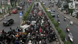 Kendaraan terjebak kemacetan saat melintasi Underpass Pasar Minggu, Jakarta, Kamis (12/3/2020). Selain imbas dari pembangunan Flyover Poltangan, banyaknya pengendara sepeda motor yang melawan arah menyebabkan kemacetan di kawasan tersebut semakin parah. (merdeka.com/Iqbal Nugroho)