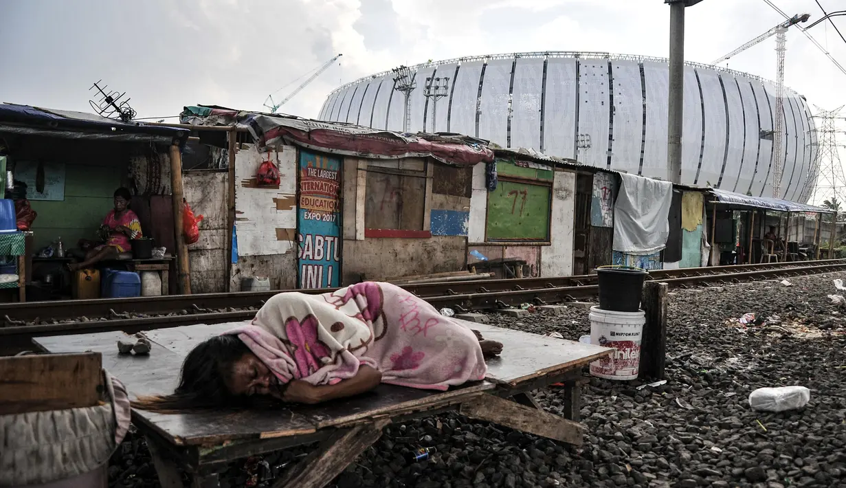 Aktivitas warga di permukiman liar Pela-Pela yang bersebelahan dengan Jakarta International Stadium (JIS), Kelurahan Papanggo, Tanjung Priok, Jakarta Utara, Selasa (22/2/2022). Keberadaan JIS mengkhawatirkan warga Pela-Pela karena permukiman mereka akan tergusur. (merdeka.com/Iqbal S. Nugroho)