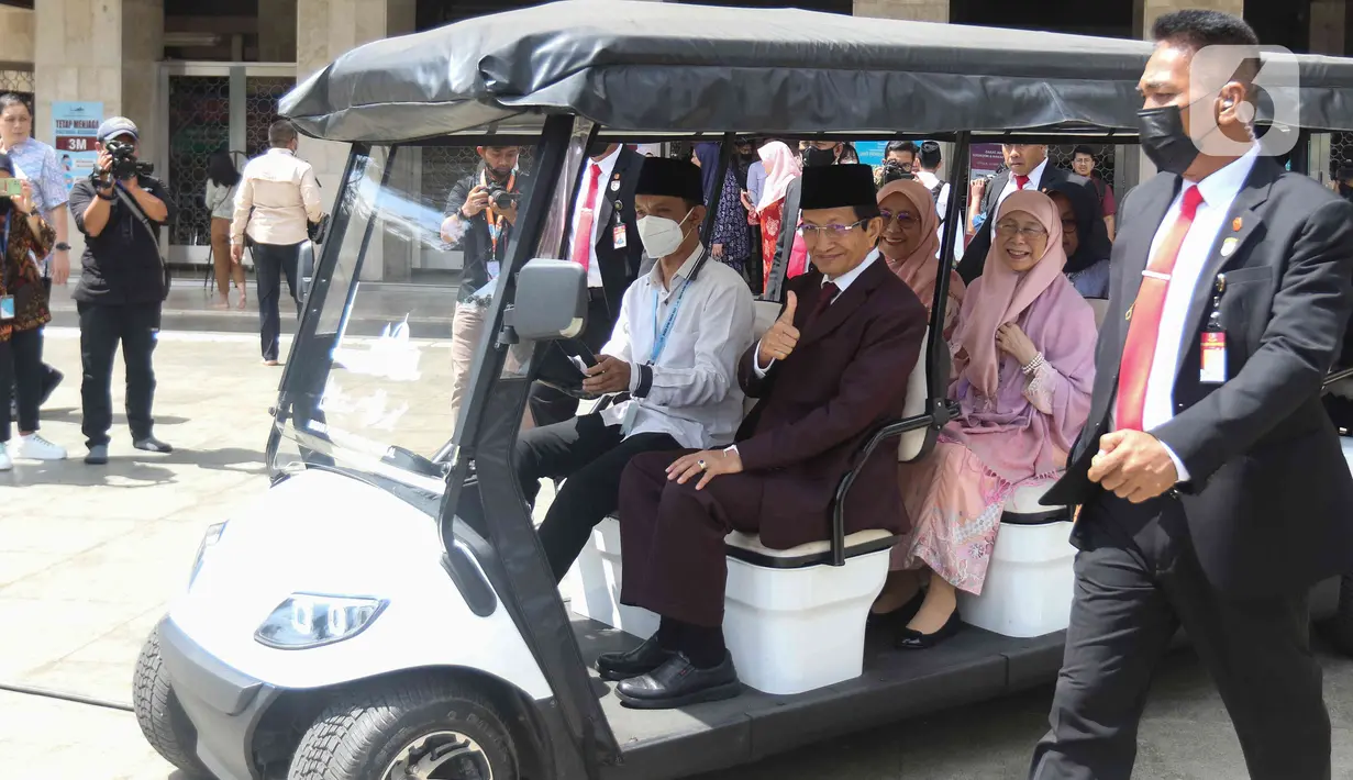 Istri Perdana Menteri Malaysia, Wan Azizah Wan Ismail (baju pink) didampingi Imam Besar Masjid Istiqlal Nasaruddin Umar melakukan tur ke sejumlah area masjid Istiqlal, Jakarta Senin (9/1/2023). Usai dari Istiqlal, Ibu Wan Azizah diajak untuk melanjutkan turnya ke Gereja Katedral. (Liputan6.com/Herman Zakharia)