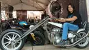 Hobi otomotifnya ini terlihat dari beberapa postingan yang ada di instagram miliknya. (Liputan6.com/IG/agunghercules88)