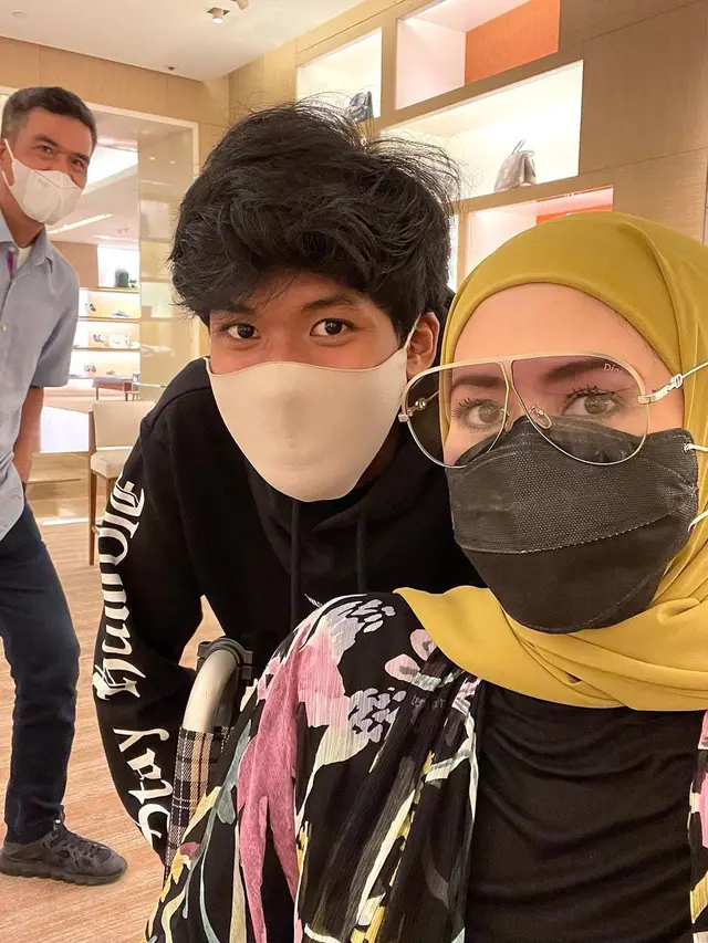 Jarang Tersorot, Ini 6 Momen Kebersamaan Meggy Wulandari dan Putra Sulungnya