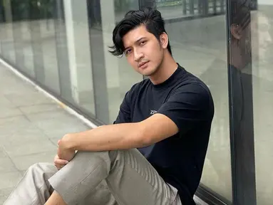 Aditya Zoni kerap memperlihatkan gaya penampilannya yang casual di media sosial. Menggunakan kaus hitam dengan celana berwarna abu-abu gaya Aditya ini pun bisa dijadikan Inspirasi. (Liputan6.com/IG/@real_aditya1)