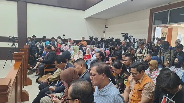 Sidang Dokter Tifa, Pengunjung Tak Bisa Masuk Nobar Depan Pengadilan