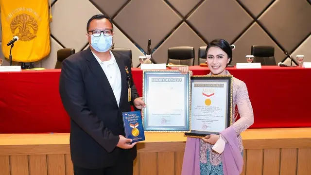 Brigita Manohara Sabet Rekor MURI usai lulus program doktoral di Fakultas Hukum UI.