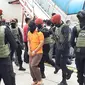 Tim Densus 88 Antiteror Polri memindahkan 23 terduga teroris jaringan Jamaah Islamiyah (JI) Lampung ke Jakarta. Mereka tiba di Bandara Soekarno Hatta dengan pengawalan ketat. (Liputan6.com/Pramita Tristiawati)