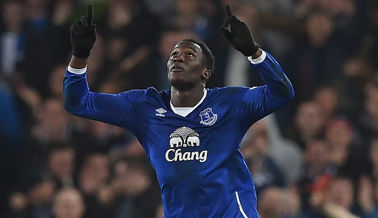 2. Romelu Lukaku. Sementara itu, jika Louis Van Gaal yang bertahan melatih MU, maka striker Everton ini akan jadi buruan utamanya. Striker berusia 22 tahun itu tampil baik musim ini dengan mencetak 19 gol dari 30 penampilan. (AFP/Paul Ellis)
