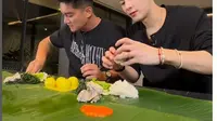 Makan Nasi Padang Bareng Boy William, Jackson Wang Ketagihan Ayam Pop dan Daun Singkong.&nbsp; foto: (dok.Instagram @boywilliam17/https://www.instagram.com/p/DG0m0RvTMZT/Henry)