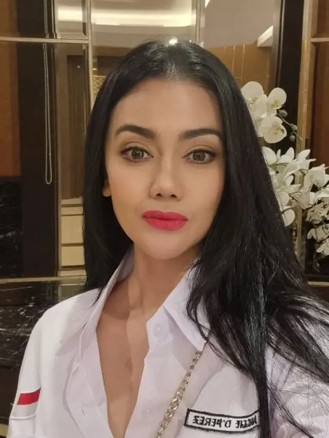 Nia Anggia, adik mendiang Julia Perez pakai seragam SMA (instagram/anggitheperez)