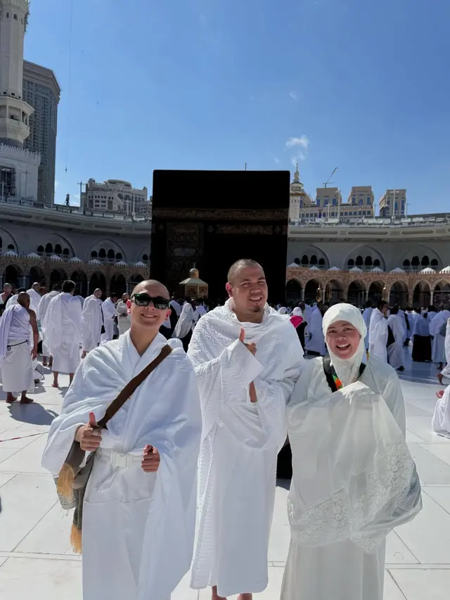 6 Potret Iqbaal Ramadhan Umroh Bareng Manajernya, Sudah Seperti Keluarga Sendiri