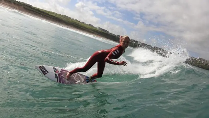 Atlet Surfing Lahirkan Seorang Anak Delapan Bulan Lebih Awal