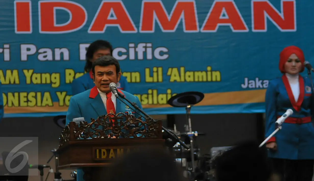 Ketum Partai Islam, Damai, Aman (Idaman) Rhoma Irama memberi sambutan pada pelantikan 18 Dewan Pengurus Wilayah (DPW) Partai Idaman di Jakarta, Rabu (20/1).  Pelantikan itu dihadiri sejumlah pengurus partai dan artis dangdut. (Liputan6.com/Faisal R Syam)