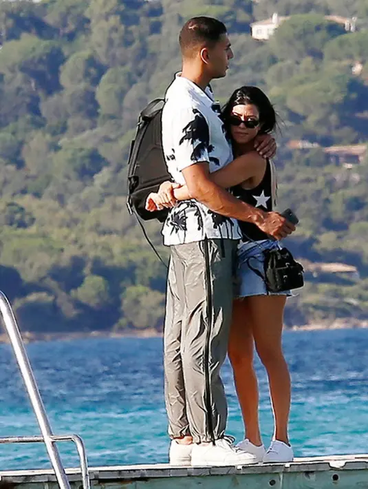 Kourtney Kardashian meninggalkan club 55 di St. Tropez bersama dengan sang kekasih, Younes Bendjima. (BackGrid)