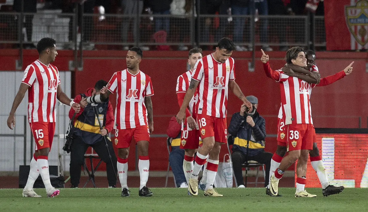 Baru mengemas 14 poin dari 33 laga dan menghuni dasar klasemen di posisi 20, Almeria dipastikan menjadi tim pertama dari tiga tim yang terdegradasi ke Segunda Division. Kepastian terdegradasinya Almeria usai menelan kekalahan 1-3 dari Getafe pada pekan ke-33 (27/4/2024) hingga tak mungkin lagi mengejar defisit 17 poin sebagai zona aman dengan menyisakan 5 laga. (AFP/Jorge Guerrero)