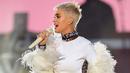 Penyanyi Katy Perry tampil membawakan lagu dalam konser amal bertajuk "One Love Manchester" di Manchester, Minggu (4/6). Konser itu untuk mengenang dan menggalang dana bagi para korban bom di konser Ariana Grande 22 Mei silam. (Dave Hogan via AFP)