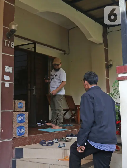Penyidik senior KPK Novel Baswedan berbincang di depan rumahnya usai rekontruksi penyiraman air keras terhadap dirinya di Jalan Deposito, Kelapa Gading, Jakarta, Jumat (7/2/2020). Karena alasan kesehatan, Novel tidak mengikuti proses rekonstruksi meski berada di rumah (Liputan6.com/Herman Zakharia)