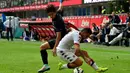 Pemain belakang Cagliari, Antonio Balzano (kanan), berusaha menahan laju penyerang Inter Milan, Dodo, saat berlaga dilanjutan Serie A Italia di Stadion San Siro, Milan, (28/9/2014). Inter Milan kalah 1-4 dari Cagliari. (AFP PHOTO/Giuseppe Cacace)