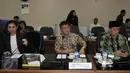 Anggota Komisi III DPR dari F-Partai NasDem) Taufiqulhadi (tengah) berkunjung ke Gedung BPK, Jakarta, Selasa (19/4). Mereka melakukan rapat konsolidasi dengan BPK terkait hasil audit pembelian RS Sumber Waras oleh Pemprov DKI. (Liputan6.com/Johan Tallo)