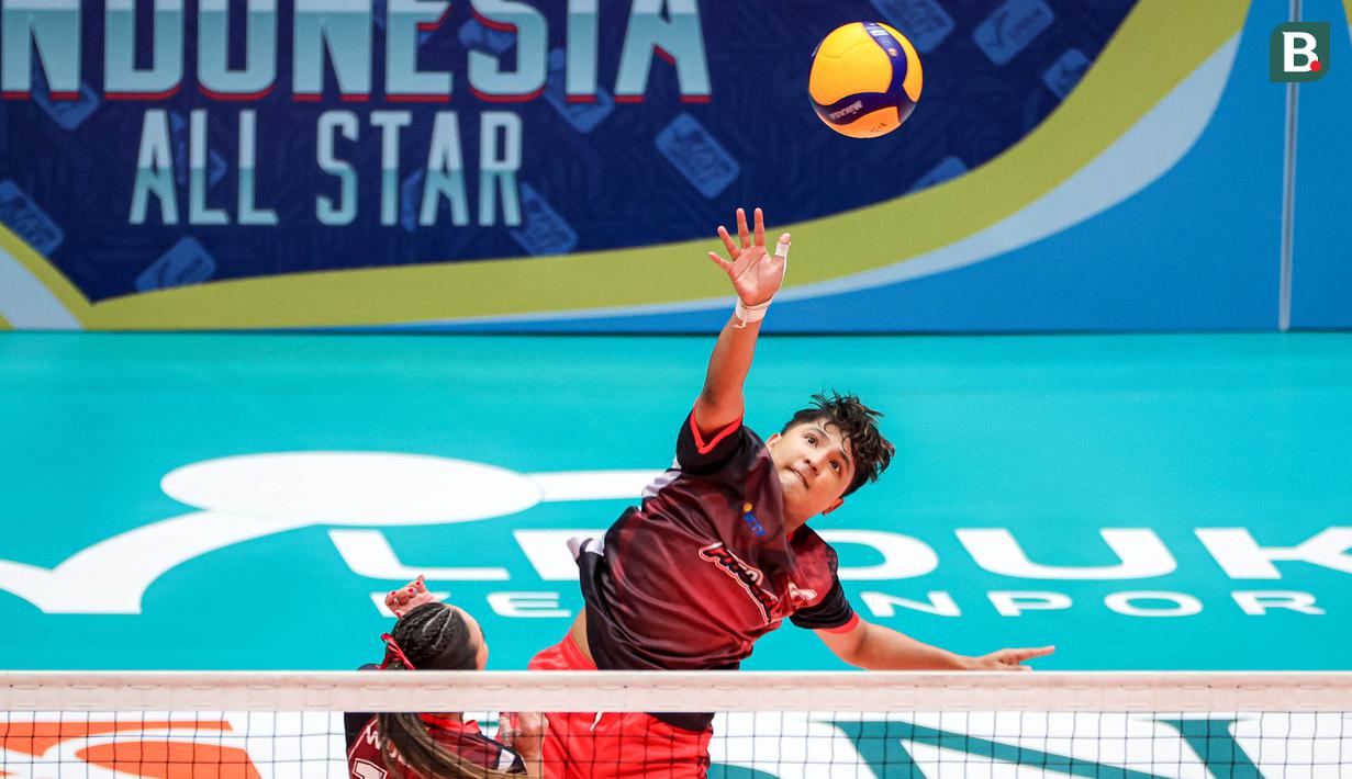 Pemain Red Phoenix, Jirayut Afisan, beraksi saat melawan Pink Dragon pada laga bertajuk Fun Volley Ball di Indonesia Arena, Jakarta, Sabtu (20/4/2024). (Bola.com/Bagaskara Lazuardi)