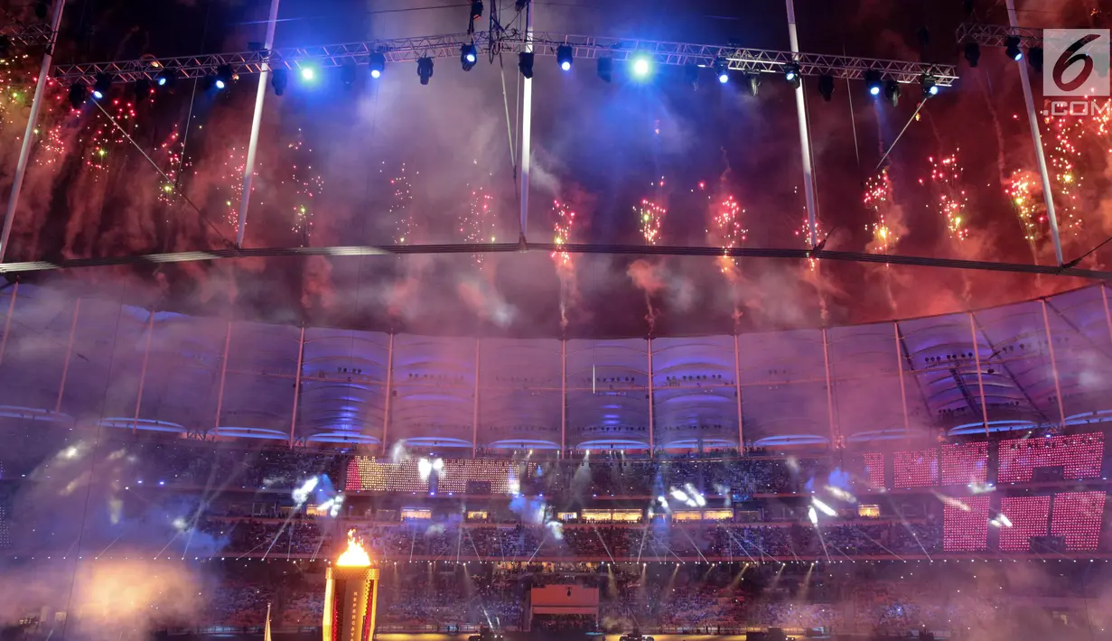 Kembang api menghiasi di atas Stadion Nasional Bukit Jalil saat Upacara Pembukaan Sea Games Asia Tenggara ke-29 di Kuala Lumpur, Malaysia, Sabtu, (19/08/2017). (Liputan6.com/Faizal Fanani)