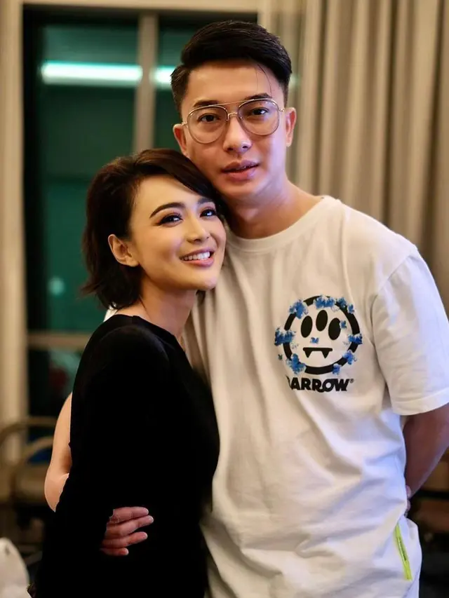 7 Potret Mesra Wika Salim dan Kekasih yang Jarang Tersorot