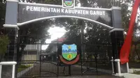 Gerbang utama pintu masuk kawasan perkantoran Sekretriat Daerah (Setda) Garut, Jawa Barat di Jalan Pembangunan Garut (Liputan6.com/Jayadi Supriadin)