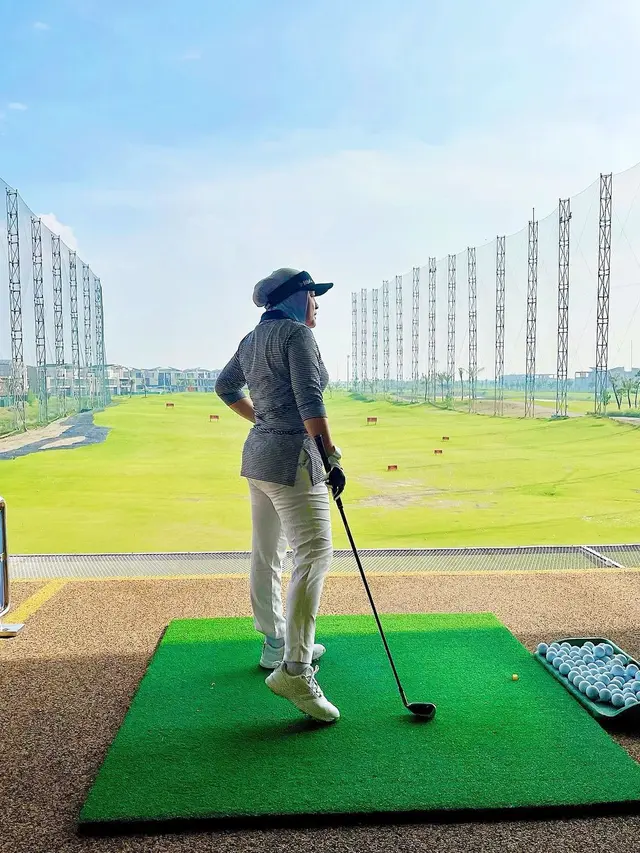 7 Gaya Penampilan Astrid Kuya saat Main Golf, Curi Perhatian